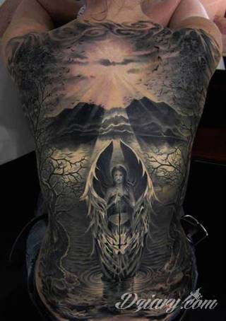 Anioły niczym z baśni, ale również te upadłe, niepokojąco groźne - takie tatuaże rozbudzają wyobraźnię! Anielskie wzory to różnorodność form, ale niezmienne podkreślanie starannej kreski. Doskonale sprawdzają się na męskim ciele, gdzie tworzą ciekawy kontrast.