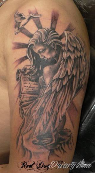 Anioły niczym z baśni, ale również te upadłe, niepokojąco groźne - takie tatuaże rozbudzają wyobraźnię! Anielskie wzory to różnorodność form, ale niezmienne podkreślanie starannej kreski. Doskonale sprawdzają się na męskim ciele, gdzie tworzą ciekawy kontrast.