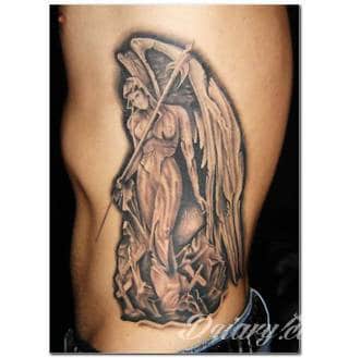 Anioły niczym z baśni, ale również te upadłe, niepokojąco groźne - takie tatuaże rozbudzają wyobraźnię! Anielskie wzory to różnorodność form, ale niezmienne podkreślanie starannej kreski. Doskonale sprawdzają się na męskim ciele, gdzie tworzą ciekawy kontrast.