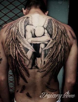 Anioły niczym z baśni, ale również te upadłe, niepokojąco groźne - takie tatuaże rozbudzają wyobraźnię! Anielskie wzory to różnorodność form, ale niezmienne podkreślanie starannej kreski. Doskonale sprawdzają się na męskim ciele, gdzie tworzą ciekawy kontrast.