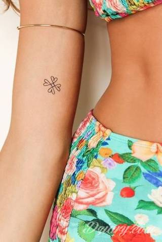 Anioły niczym z baśni, ale również te upadłe, niepokojąco groźne - takie tatuaże rozbudzają wyobraźnię! Anielskie wzory to różnorodność form, ale niezmienne podkreślanie starannej kreski. Doskonale sprawdzają się na męskim ciele, gdzie tworzą ciekawy kontrast.