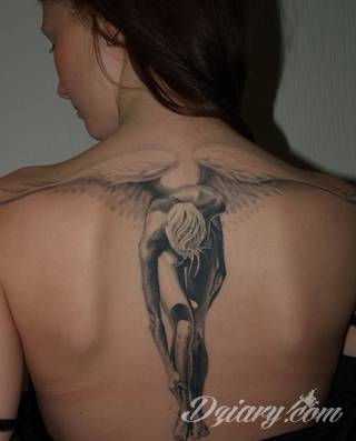 Anioły niczym z baśni, ale również te upadłe, niepokojąco groźne - takie tatuaże rozbudzają wyobraźnię! Anielskie wzory to różnorodność form, ale niezmienne podkreślanie starannej kreski. Doskonale sprawdzają się na męskim ciele, gdzie tworzą ciekawy kontrast.