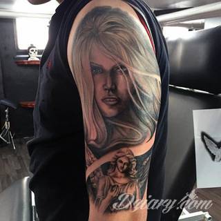 Anioły niczym z baśni, ale również te upadłe, niepokojąco groźne - takie tatuaże rozbudzają wyobraźnię! Anielskie wzory to różnorodność form, ale niezmienne podkreślanie starannej kreski. Doskonale sprawdzają się na męskim ciele, gdzie tworzą ciekawy kontrast.