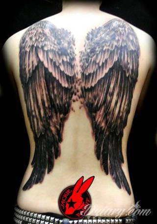 Anioły niczym z baśni, ale również te upadłe, niepokojąco groźne - takie tatuaże rozbudzają wyobraźnię! Anielskie wzory to różnorodność form, ale niezmienne podkreślanie starannej kreski. Doskonale sprawdzają się na męskim ciele, gdzie tworzą ciekawy kontrast.