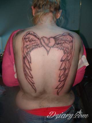 Anioły niczym z baśni, ale również te upadłe, niepokojąco groźne - takie tatuaże rozbudzają wyobraźnię! Anielskie wzory to różnorodność form, ale niezmienne podkreślanie starannej kreski. Doskonale sprawdzają się na męskim ciele, gdzie tworzą ciekawy kontrast.