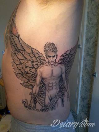 Anioły niczym z baśni, ale również te upadłe, niepokojąco groźne - takie tatuaże rozbudzają wyobraźnię! Anielskie wzory to różnorodność form, ale niezmienne podkreślanie starannej kreski. Doskonale sprawdzają się na męskim ciele, gdzie tworzą ciekawy kontrast.