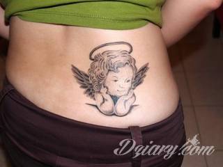 Anioły niczym z baśni, ale również te upadłe, niepokojąco groźne - takie tatuaże rozbudzają wyobraźnię! Anielskie wzory to różnorodność form, ale niezmienne podkreślanie starannej kreski. Doskonale sprawdzają się na męskim ciele, gdzie tworzą ciekawy kontrast.