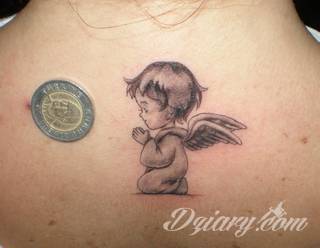 Anioły niczym z baśni, ale również te upadłe, niepokojąco groźne - takie tatuaże rozbudzają wyobraźnię! Anielskie wzory to różnorodność form, ale niezmienne podkreślanie starannej kreski. Doskonale sprawdzają się na męskim ciele, gdzie tworzą ciekawy kontrast.