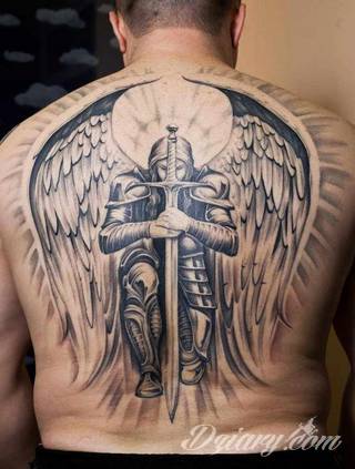 Anioły niczym z baśni, ale również te upadłe, niepokojąco groźne - takie tatuaże rozbudzają wyobraźnię! Anielskie wzory to różnorodność form, ale niezmienne podkreślanie starannej kreski. Doskonale sprawdzają się na męskim ciele, gdzie tworzą ciekawy kontrast.