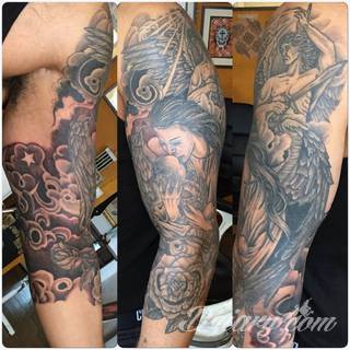 Anioły niczym z baśni, ale również te upadłe, niepokojąco groźne - takie tatuaże rozbudzają wyobraźnię! Anielskie wzory to różnorodność form, ale niezmienne podkreślanie starannej kreski. Doskonale sprawdzają się na męskim ciele, gdzie tworzą ciekawy kontrast.