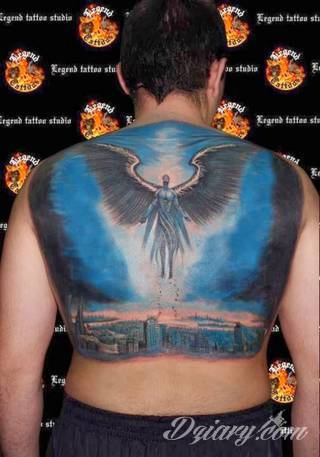 Anioły niczym z baśni, ale również te upadłe, niepokojąco groźne - takie tatuaże rozbudzają wyobraźnię! Anielskie wzory to różnorodność form, ale niezmienne podkreślanie starannej kreski. Doskonale sprawdzają się na męskim ciele, gdzie tworzą ciekawy kontrast.