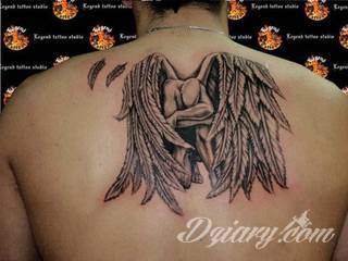 Anioły niczym z baśni, ale również te upadłe, niepokojąco groźne - takie tatuaże rozbudzają wyobraźnię! Anielskie wzory to różnorodność form, ale niezmienne podkreślanie starannej kreski. Doskonale sprawdzają się na męskim ciele, gdzie tworzą ciekawy kontrast.