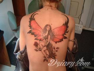 Anioły niczym z baśni, ale również te upadłe, niepokojąco groźne - takie tatuaże rozbudzają wyobraźnię! Anielskie wzory to różnorodność form, ale niezmienne podkreślanie starannej kreski. Doskonale sprawdzają się na męskim ciele, gdzie tworzą ciekawy kontrast.