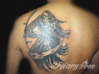 Anioły niczym z baśni, ale również te upadłe, niepokojąco groźne - takie tatuaże rozbudzają wyobraźnię! Anielskie wzory to różnorodność form, ale niezmienne podkreślanie starannej kreski. Doskonale sprawdzają się na męskim ciele, gdzie tworzą ciekawy kontrast.