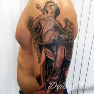 Anioły niczym z baśni, ale również te upadłe, niepokojąco groźne - takie tatuaże rozbudzają wyobraźnię! Anielskie wzory to różnorodność form, ale niezmienne podkreślanie starannej kreski. Doskonale sprawdzają się na męskim ciele, gdzie tworzą ciekawy kontrast.