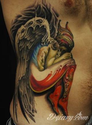Anioły niczym z baśni, ale również te upadłe, niepokojąco groźne - takie tatuaże rozbudzają wyobraźnię! Anielskie wzory to różnorodność form, ale niezmienne podkreślanie starannej kreski. Doskonale sprawdzają się na męskim ciele, gdzie tworzą ciekawy kontrast.