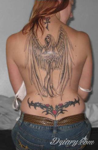 Anioły niczym z baśni, ale również te upadłe, niepokojąco groźne - takie tatuaże rozbudzają wyobraźnię! Anielskie wzory to różnorodność form, ale niezmienne podkreślanie starannej kreski. Doskonale sprawdzają się na męskim ciele, gdzie tworzą ciekawy kontrast.