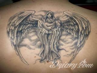 Anioły niczym z baśni, ale również te upadłe, niepokojąco groźne - takie tatuaże rozbudzają wyobraźnię! Anielskie wzory to różnorodność form, ale niezmienne podkreślanie starannej kreski. Doskonale sprawdzają się na męskim ciele, gdzie tworzą ciekawy kontrast.