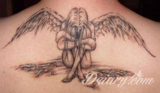 Anioły niczym z baśni, ale również te upadłe, niepokojąco groźne - takie tatuaże rozbudzają wyobraźnię! Anielskie wzory to różnorodność form, ale niezmienne podkreślanie starannej kreski. Doskonale sprawdzają się na męskim ciele, gdzie tworzą ciekawy kontrast.