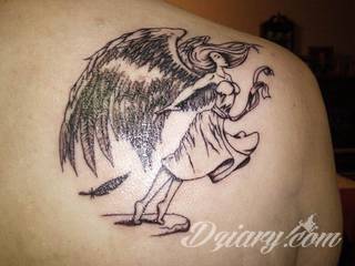 Anioły niczym z baśni, ale również te upadłe, niepokojąco groźne - takie tatuaże rozbudzają wyobraźnię! Anielskie wzory to różnorodność form, ale niezmienne podkreślanie starannej kreski. Doskonale sprawdzają się na męskim ciele, gdzie tworzą ciekawy kontrast.