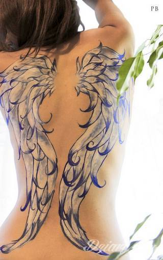 Anioły niczym z baśni, ale również te upadłe, niepokojąco groźne - takie tatuaże rozbudzają wyobraźnię! Anielskie wzory to różnorodność form, ale niezmienne podkreślanie starannej kreski. Doskonale sprawdzają się na męskim ciele, gdzie tworzą ciekawy kontrast.