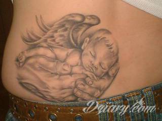 Anioły niczym z baśni, ale również te upadłe, niepokojąco groźne - takie tatuaże rozbudzają wyobraźnię! Anielskie wzory to różnorodność form, ale niezmienne podkreślanie starannej kreski. Doskonale sprawdzają się na męskim ciele, gdzie tworzą ciekawy kontrast.