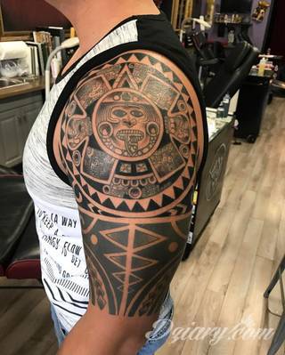 Tatuaże o niesamowitej drobiazgowości; starożytne wzory robiące wrażenie - zarówno małe jak i zajmujące kilkanaście lub więcej centymetrów. Tatuaże nawiązujące do świata Majów i czasów konkwisty to mnogość azteckich detali.