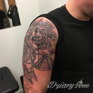 Tatuaże o niesamowitej drobiazgowości; starożytne wzory robiące wrażenie - zarówno małe jak i zajmujące kilkanaście lub więcej centymetrów. Tatuaże nawiązujące do świata Majów i czasów konkwisty to mnogość azteckich detali.