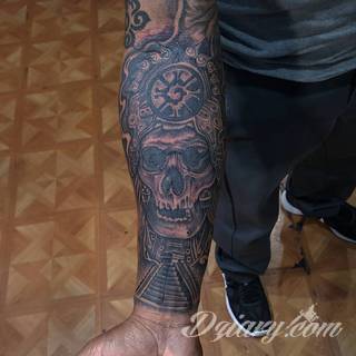 Tatuaże o niesamowitej drobiazgowości; starożytne wzory robiące wrażenie - zarówno małe jak i zajmujące kilkanaście lub więcej centymetrów. Tatuaże nawiązujące do świata Majów i czasów konkwisty to mnogość azteckich detali.