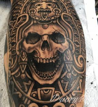 Tatuaże o niesamowitej drobiazgowości; starożytne wzory robiące wrażenie - zarówno małe jak i zajmujące kilkanaście lub więcej centymetrów. Tatuaże nawiązujące do świata Majów i czasów konkwisty to mnogość azteckich detali.