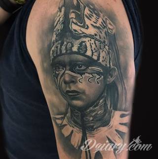 Tatuaże o niesamowitej drobiazgowości; starożytne wzory robiące wrażenie - zarówno małe jak i zajmujące kilkanaście lub więcej centymetrów. Tatuaże nawiązujące do świata Majów i czasów konkwisty to mnogość azteckich detali.