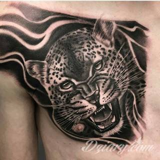 Tatuaże o niesamowitej drobiazgowości; starożytne wzory robiące wrażenie - zarówno małe jak i zajmujące kilkanaście lub więcej centymetrów. Tatuaże nawiązujące do świata Majów i czasów konkwisty to mnogość azteckich detali.