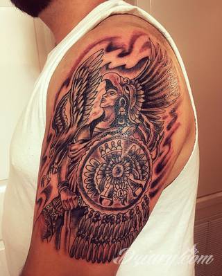 Tatuaże o niesamowitej drobiazgowości; starożytne wzory robiące wrażenie - zarówno małe jak i zajmujące kilkanaście lub więcej centymetrów. Tatuaże nawiązujące do świata Majów i czasów konkwisty to mnogość azteckich detali.