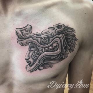 Tatuaże o niesamowitej drobiazgowości; starożytne wzory robiące wrażenie - zarówno małe jak i zajmujące kilkanaście lub więcej centymetrów. Tatuaże nawiązujące do świata Majów i czasów konkwisty to mnogość azteckich detali.