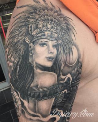 Tatuaże o niesamowitej drobiazgowości; starożytne wzory robiące wrażenie - zarówno małe jak i zajmujące kilkanaście lub więcej centymetrów. Tatuaże nawiązujące do świata Majów i czasów konkwisty to mnogość azteckich detali.