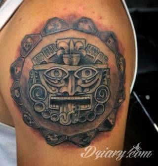 Tatuaże o niesamowitej drobiazgowości; starożytne wzory robiące wrażenie - zarówno małe jak i zajmujące kilkanaście lub więcej centymetrów. Tatuaże nawiązujące do świata Majów i czasów konkwisty to mnogość azteckich detali.