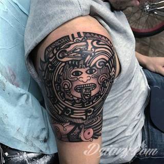 Tatuaże o niesamowitej drobiazgowości; starożytne wzory robiące wrażenie - zarówno małe jak i zajmujące kilkanaście lub więcej centymetrów. Tatuaże nawiązujące do świata Majów i czasów konkwisty to mnogość azteckich detali.