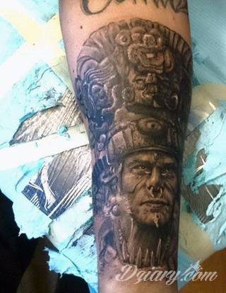 Tatuaże o niesamowitej drobiazgowości; starożytne wzory robiące wrażenie - zarówno małe jak i zajmujące kilkanaście lub więcej centymetrów. Tatuaże nawiązujące do świata Majów i czasów konkwisty to mnogość azteckich detali.