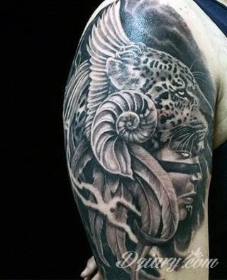 Tatuaże o niesamowitej drobiazgowości; starożytne wzory robiące wrażenie - zarówno małe jak i zajmujące kilkanaście lub więcej centymetrów. Tatuaże nawiązujące do świata Majów i czasów konkwisty to mnogość azteckich detali.