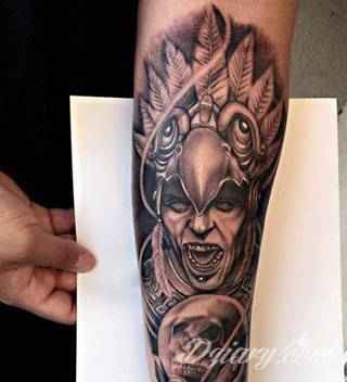 Tatuaże o niesamowitej drobiazgowości; starożytne wzory robiące wrażenie - zarówno małe jak i zajmujące kilkanaście lub więcej centymetrów. Tatuaże nawiązujące do świata Majów i czasów konkwisty to mnogość azteckich detali.