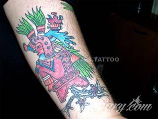 Tatuaże o niesamowitej drobiazgowości; starożytne wzory robiące wrażenie - zarówno małe jak i zajmujące kilkanaście lub więcej centymetrów. Tatuaże nawiązujące do świata Majów i czasów konkwisty to mnogość azteckich detali.