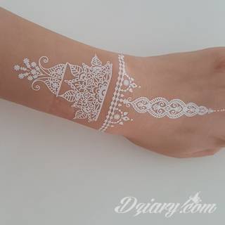 Białe tatuaże wyglądające np. na dłoni niczym delikatna, koronkowa rękawiczka. Świetne wzory dla kobiet dbających o nieprzeciętny image. Białe tatuaże o różnorodnym poziomie detali pozwalają na ozdobienie skóry w sposób subtelny i ujęty w formie symbolu.