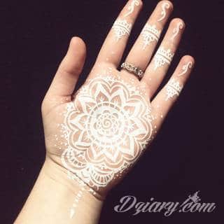 Białe tatuaże wyglądające np. na dłoni niczym delikatna, koronkowa rękawiczka. Świetne wzory dla kobiet dbających o nieprzeciętny image. Białe tatuaże o różnorodnym poziomie detali pozwalają na ozdobienie skóry w sposób subtelny i ujęty w formie symbolu.