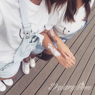 Białe tatuaże wyglądające np. na dłoni niczym delikatna, koronkowa rękawiczka. Świetne wzory dla kobiet dbających o nieprzeciętny image. Białe tatuaże o różnorodnym poziomie detali pozwalają na ozdobienie skóry w sposób subtelny i ujęty w formie symbolu.