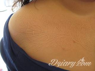 Białe tatuaże wyglądające np. na dłoni niczym delikatna, koronkowa rękawiczka. Świetne wzory dla kobiet dbających o nieprzeciętny image. Białe tatuaże o różnorodnym poziomie detali pozwalają na ozdobienie skóry w sposób subtelny i ujęty w formie symbolu.