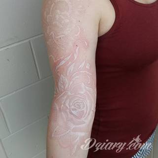 Białe tatuaże wyglądające np. na dłoni niczym delikatna, koronkowa rękawiczka. Świetne wzory dla kobiet dbających o nieprzeciętny image. Białe tatuaże o różnorodnym poziomie detali pozwalają na ozdobienie skóry w sposób subtelny i ujęty w formie symbolu.