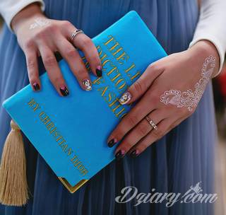 Białe tatuaże wyglądające np. na dłoni niczym delikatna, koronkowa rękawiczka. Świetne wzory dla kobiet dbających o nieprzeciętny image. Białe tatuaże o różnorodnym poziomie detali pozwalają na ozdobienie skóry w sposób subtelny i ujęty w formie symbolu.