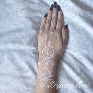 Białe tatuaże wyglądające np. na dłoni niczym delikatna, koronkowa rękawiczka. Świetne wzory dla kobiet dbających o nieprzeciętny image. Białe tatuaże o różnorodnym poziomie detali pozwalają na ozdobienie skóry w sposób subtelny i ujęty w formie symbolu.