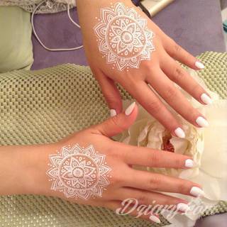 Białe tatuaże wyglądające np. na dłoni niczym delikatna, koronkowa rękawiczka. Świetne wzory dla kobiet dbających o nieprzeciętny image. Białe tatuaże o różnorodnym poziomie detali pozwalają na ozdobienie skóry w sposób subtelny i ujęty w formie symbolu.