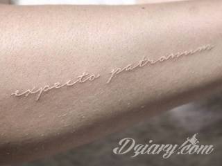 Białe tatuaże wyglądające np. na dłoni niczym delikatna, koronkowa rękawiczka. Świetne wzory dla kobiet dbających o nieprzeciętny image. Białe tatuaże o różnorodnym poziomie detali pozwalają na ozdobienie skóry w sposób subtelny i ujęty w formie symbolu.